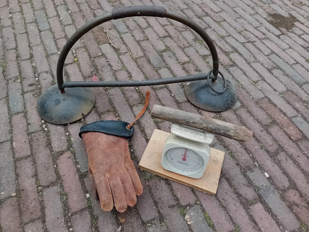 Zitbeugel, handschoen en weegschaal voor roofvogel, Ophalen of Verzenden, Gebruikt