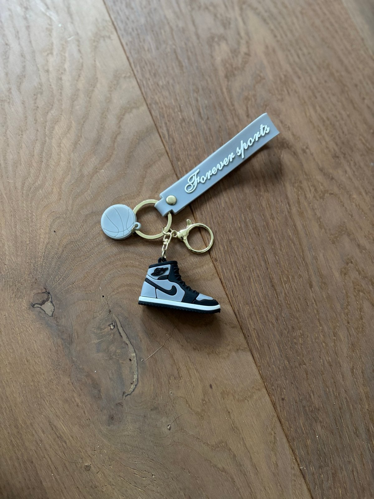 Sleutelhanger sneaker met basketbal en 'Forever Sports', Ophalen of Verzenden, Nieuw, Sport