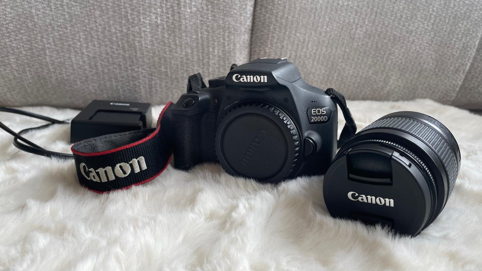 Canon EOS 2000D met 18-55mm lens en 2 batterijen met lader, Ingebouwde flitser, Spiegelreflex, Ophalen of Verzenden, 24 megapixels
