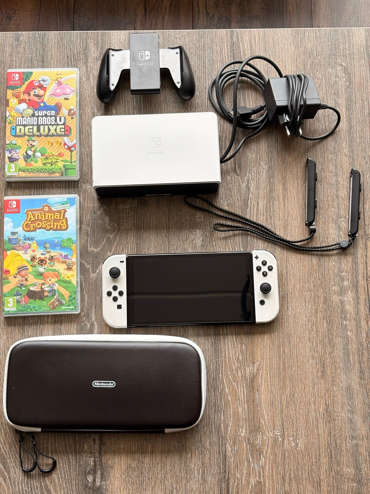 NINTENDO Switch OLED - 64 GB - Wit met 2 games en hoes, Met games, Met 2 controllers, Zo goed als nieuw, Switch OLED