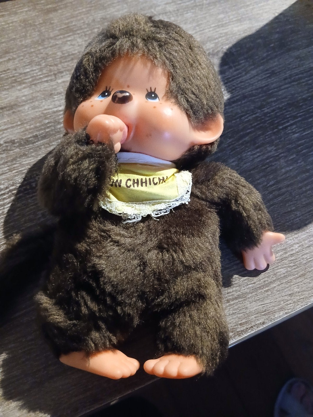 Vintage Monchhichi knuffel aapje met slabbetje, Gebruikt, Overige merken, Overige karakters, Ophalen of Verzenden