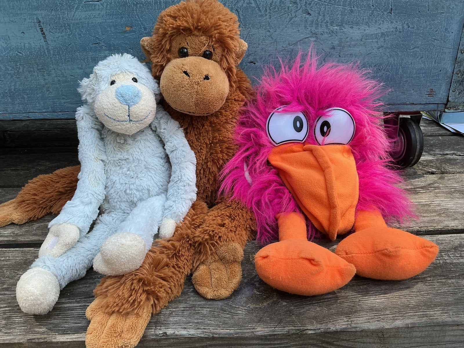 Leuke knuffels: aapjes en roze vogel, Gebruikt, Blauw, Ophalen of Verzenden, Middelgroot (20 tot 80 cm)