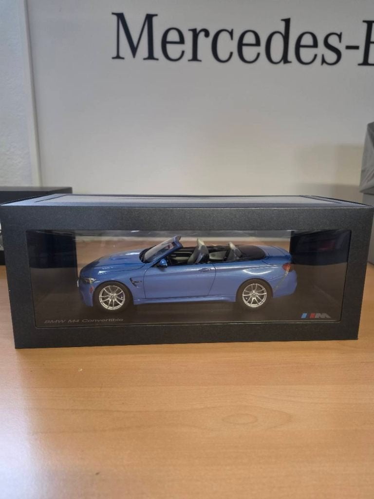 BMW M4 Cabrio 1:18 Paragon Yas Marina Blue in doos, Ophalen of Verzenden, Zo goed als nieuw, Auto, Overige merken