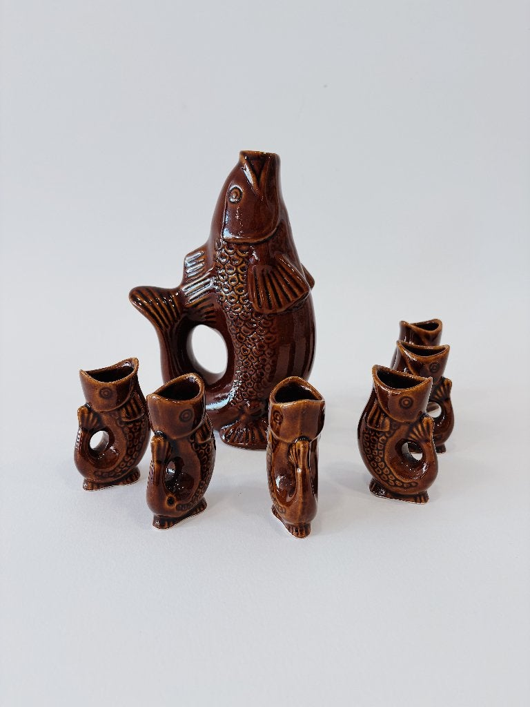 KERAMIEKEN VINTAGE KARAF MET 6 BORRELGLAZEN | VIS, -, -, Overige typen, Ophalen of Verzenden