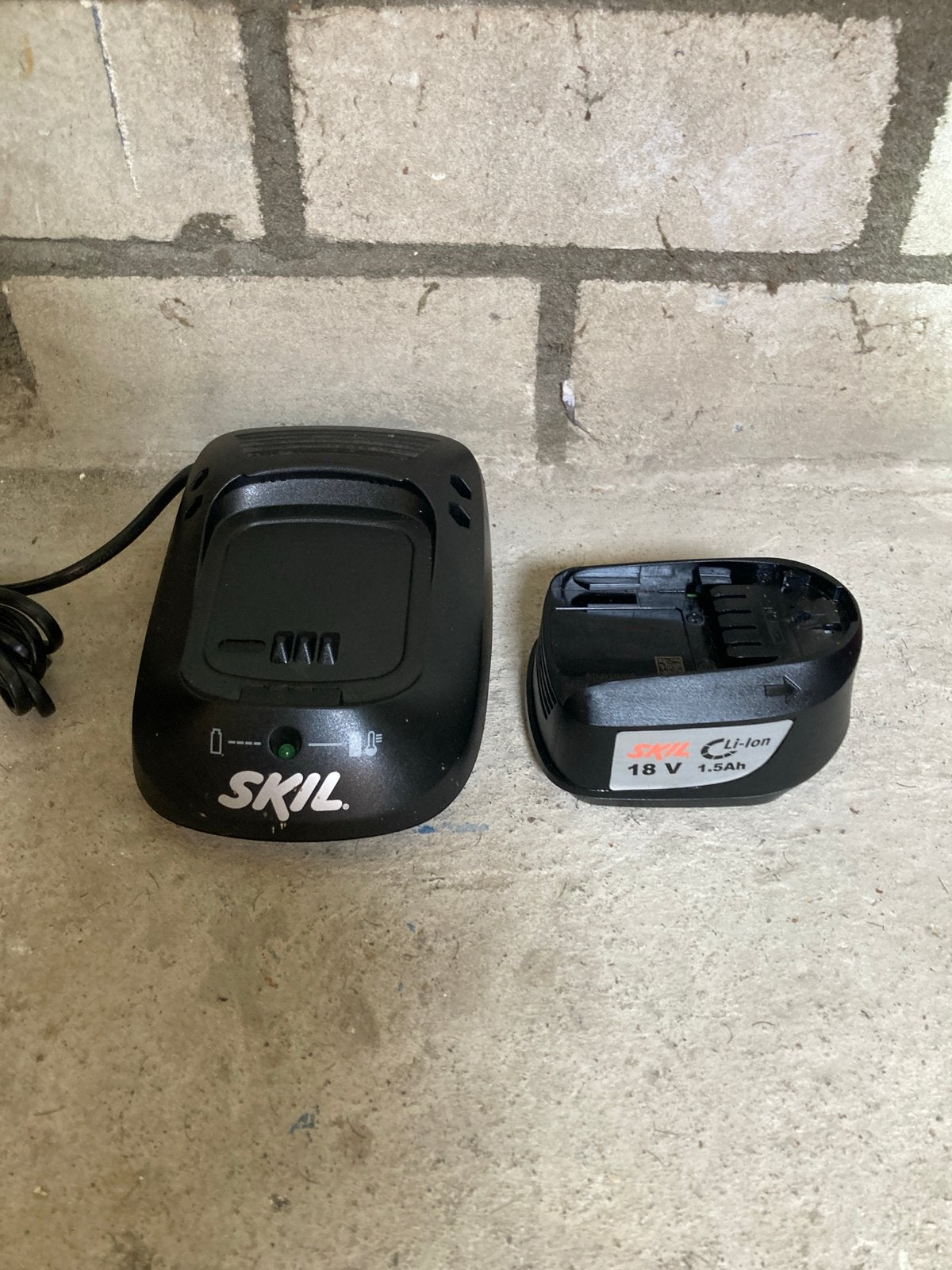 SKIL 18V Li-Ion Accu en Oplader - Zo goed als nieuw, Ophalen of Verzenden, Zo goed als nieuw, Overige typen