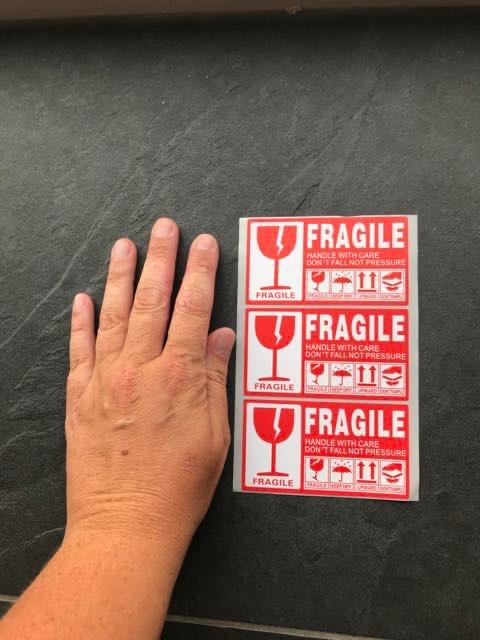 Fragile breekbaar stickers 100 stuks 9 cm bij 5 cm sticker, Ophalen of Verzenden, Nieuw, Winkel of Supermarkt