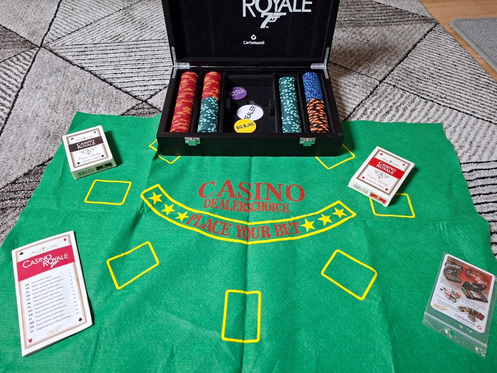Casino Royale Poker Set - Complete met Chips en Kaarten, Vijf spelers of meer, Ophalen of Verzenden, Gebruikt, Cartamundi