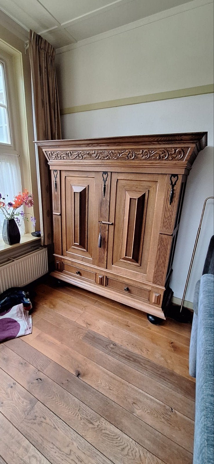 Antieke Eikenhouten Kast met Sierlijk Snijwerk, Ophalen