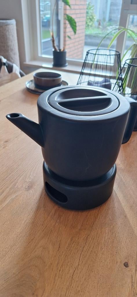 Zwarte theepot met warmhoudfunctie, Ophalen of Verzenden, Zo goed als nieuw, Keramiek, Overige typen