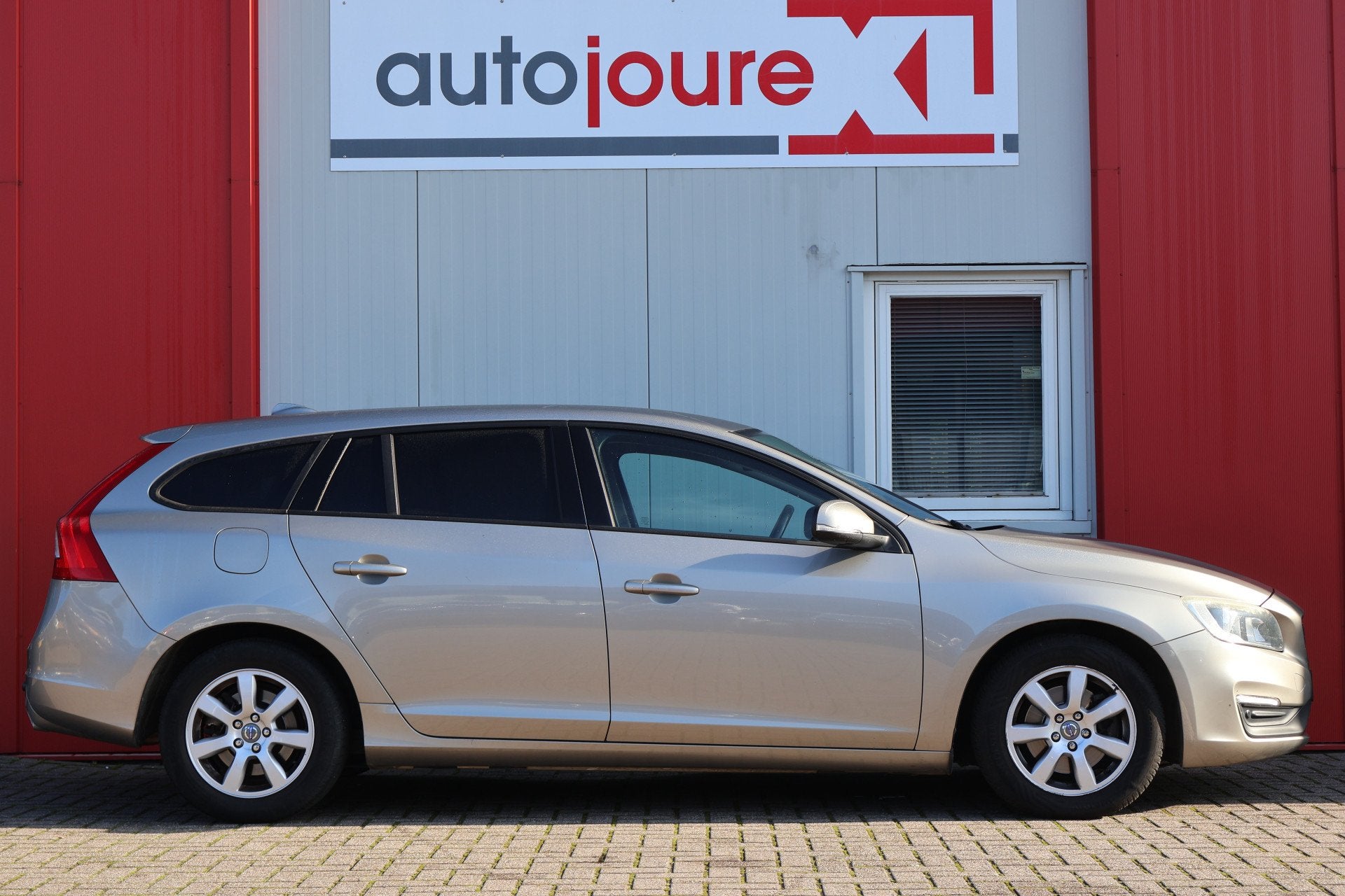 Volvo V60 2.0 D4 Kinetic (bj 2014, automaat), Auto's, 4 cilinders, Origineel Nederlands, Diesel, 168 €/maand