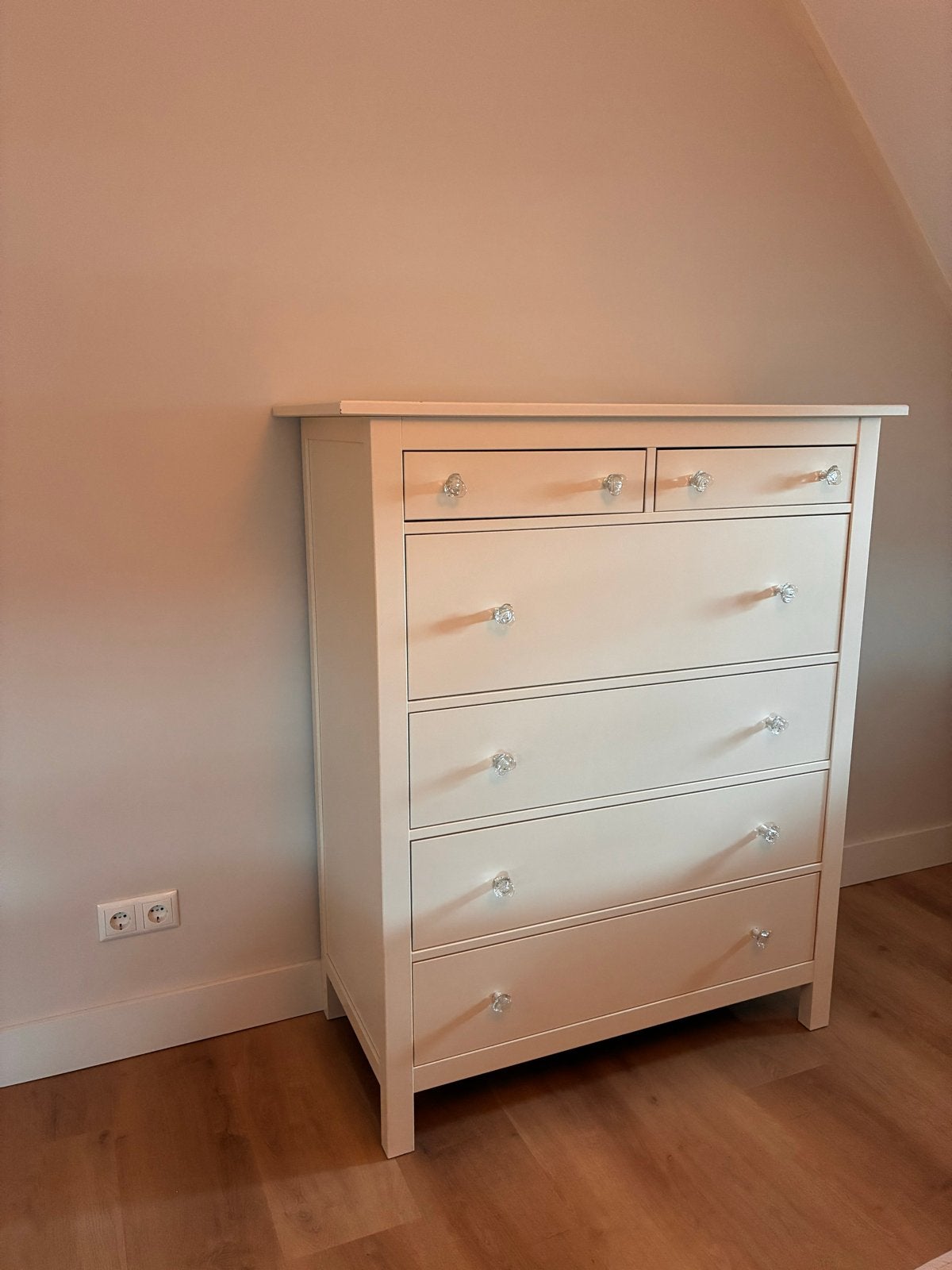 Witte ladekast met 6 laden en kristallen knoppen