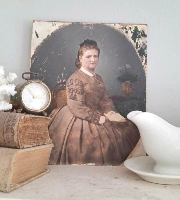 Ingekleurde foto antiek dame met boek, Ophalen of Verzenden