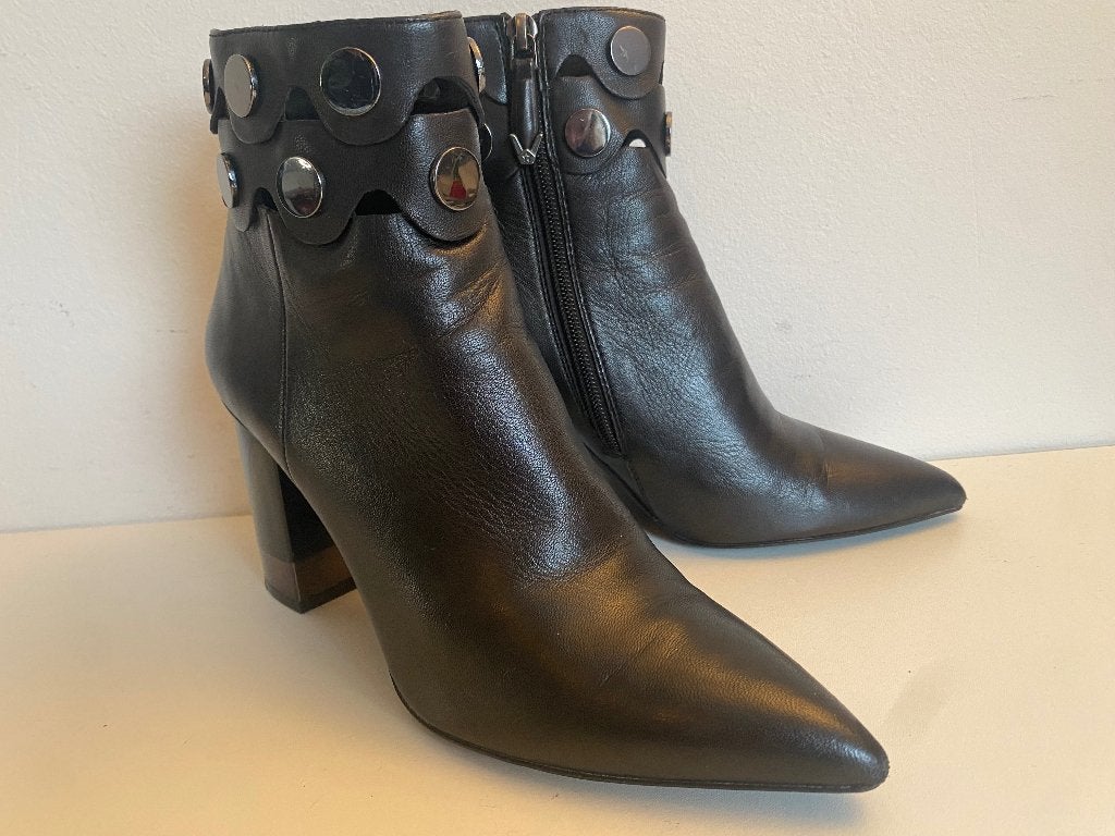 Bruno Premi leer leren laarsjes enkel met studs zwart 37, Kleding | Dames, Schoenen, Hoge laarzen, Zwart, Nieuw, Verzenden