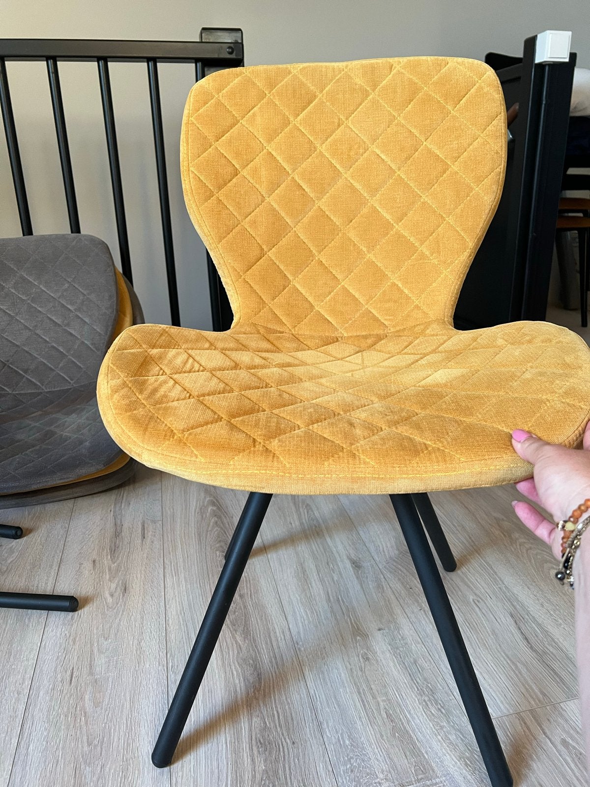 4 Eetkamerstoelen: 2 grijs, 2 okergeel, Huis en Inrichting, Stoelen, Ophalen, Overige kleuren, Zo goed als nieuw, Vier