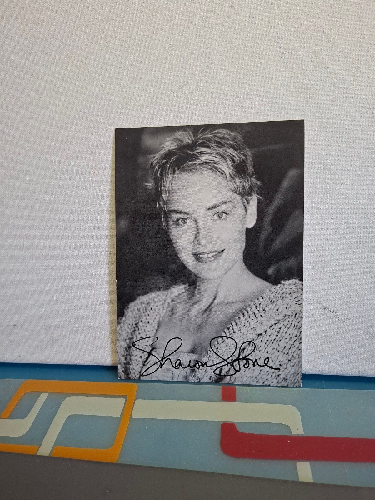 SHARON STONE ACTRESS USA, Verzenden, Nieuw, Foto of Kaart, Gesigneerd