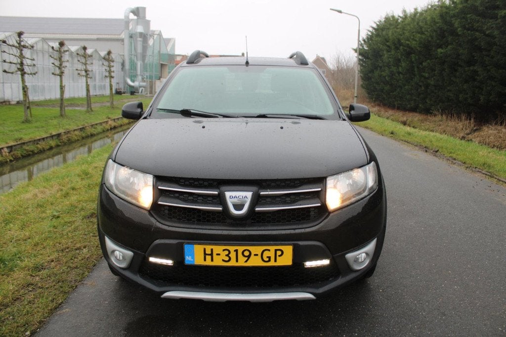 Dacia Sandero 0.9 TCe Stepway Lauréate met Leder Navigatie, Auto's, Dacia, Voorwielaandrijving, Gebruikt, 31 €/maand, Zwart