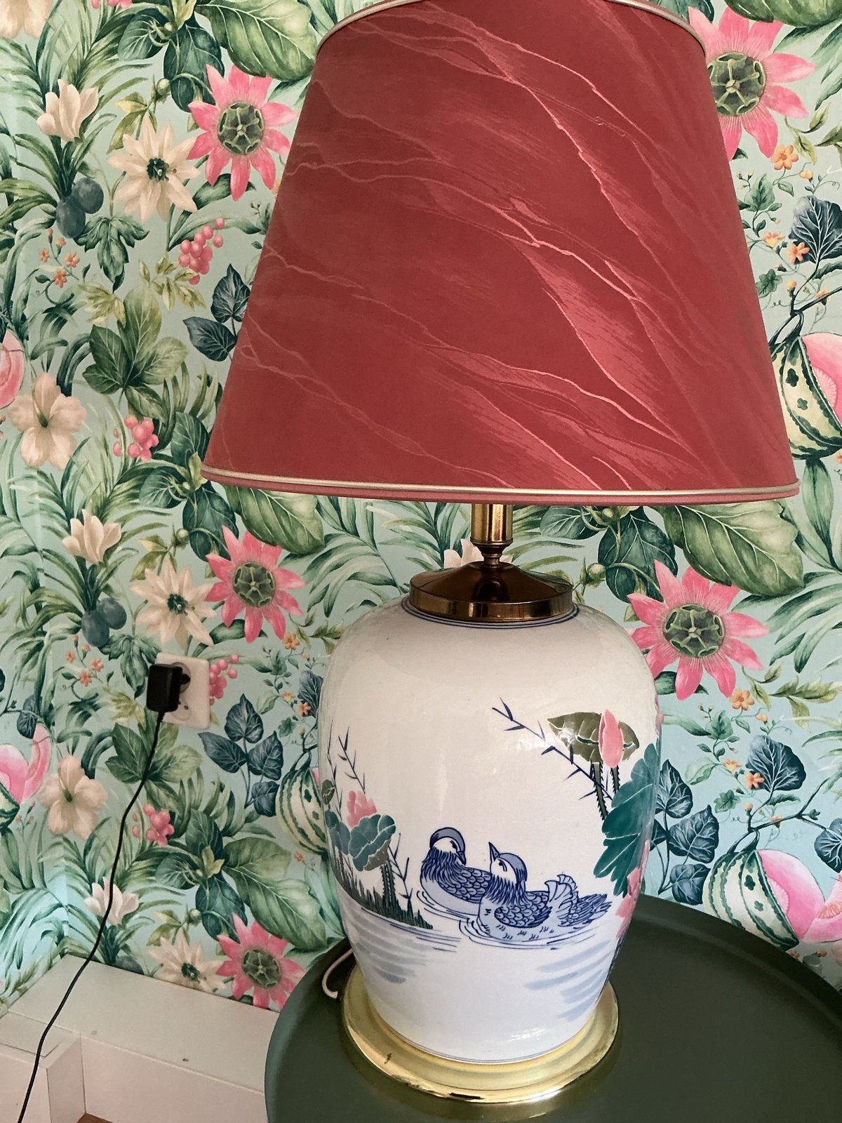 Oosterse tafellamp met eenden en donker rose kap, 77 cm hoog, Gebruikt, Meerkleurig, Vintage, Ophalen