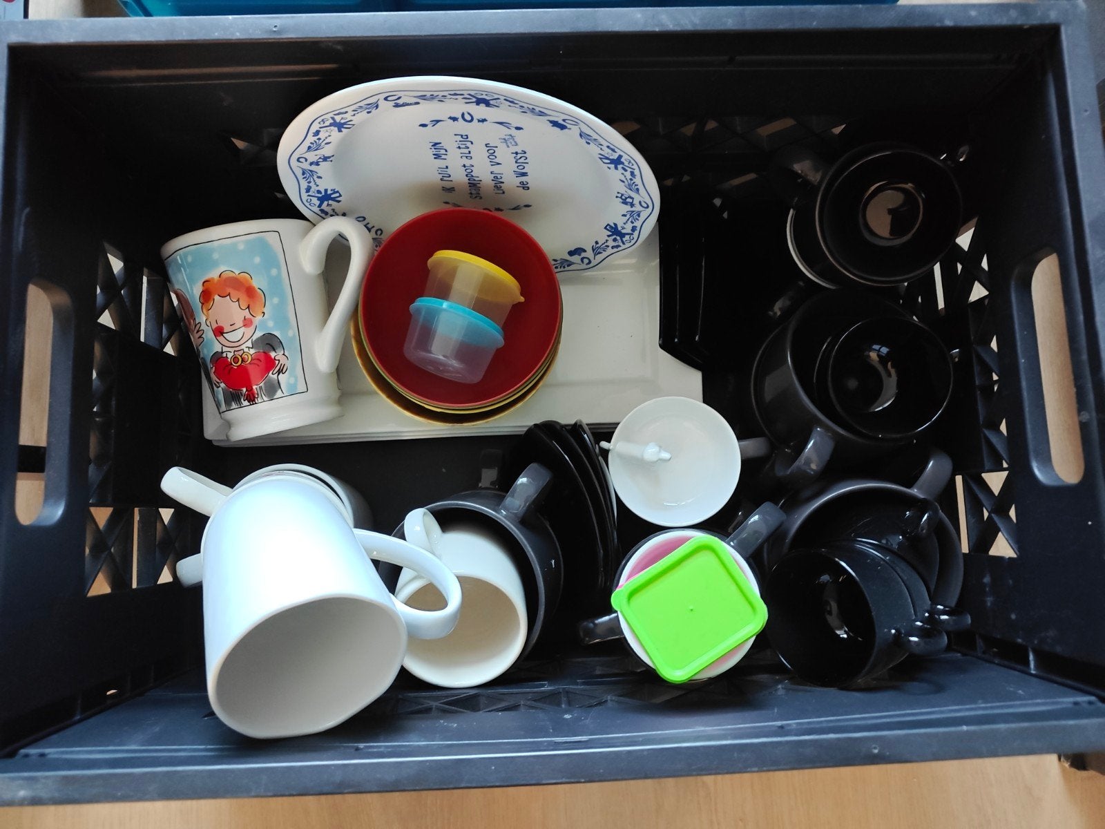 Diverse koffiemokken en langwerpige borden, Ophalen, Gebruikt, Keramiek, Mok