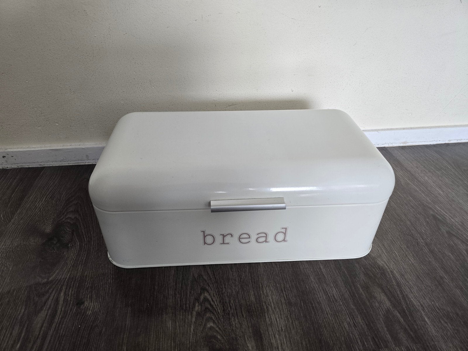 Crèmekleurige broodtrommel met lichte kras binnenkant, Beige, Gebruikt, Ophalen of Verzenden, Metaal