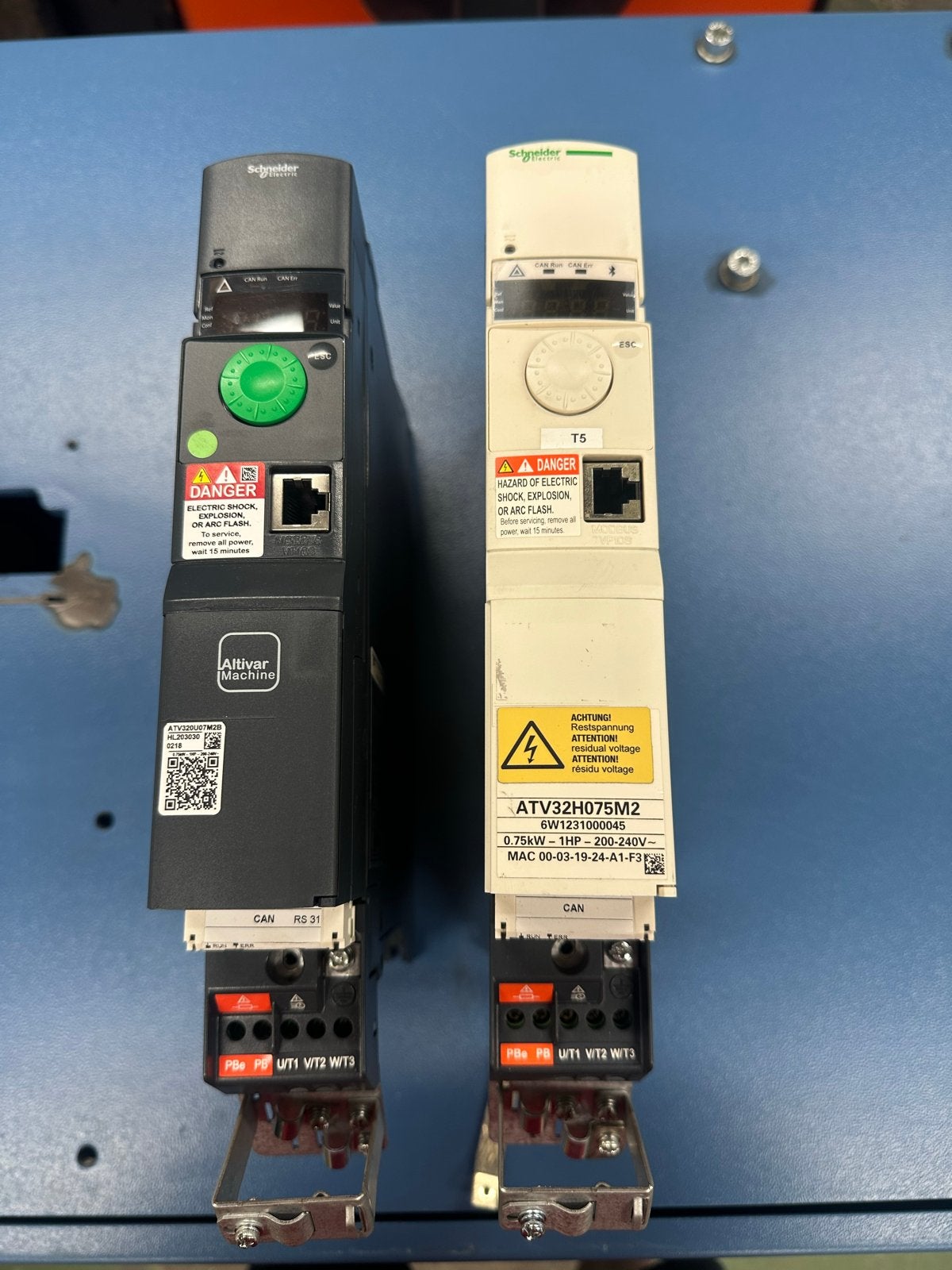 Schneider Electric Altivar ATV320U07M2BAS025 & ATV32H075M2, Hobby en Vrije tijd, Ophalen of Verzenden, Gebruikt
