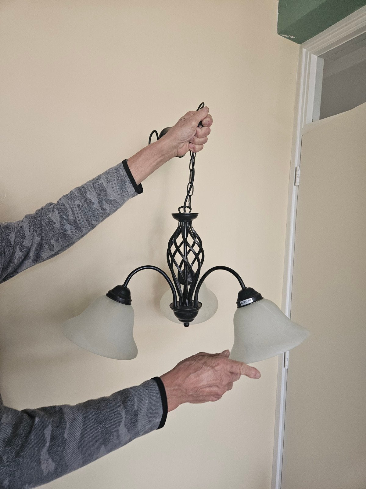 Elegante Zwarte Hanglamp met 3 Glazen Kappen, E14 (klein), Ophalen of Verzenden, Zo goed als nieuw, Glas