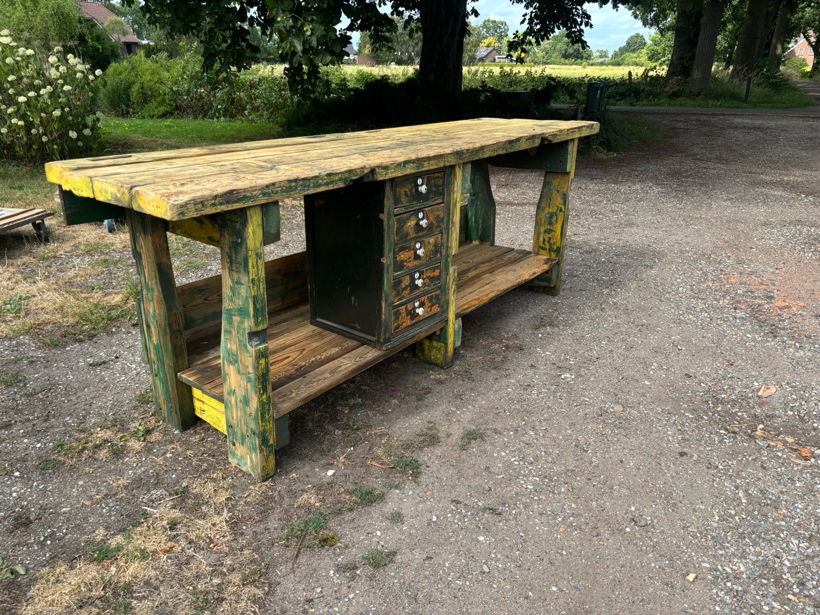 Oude werkbank of kookeiland of toonbank of oude werktafel