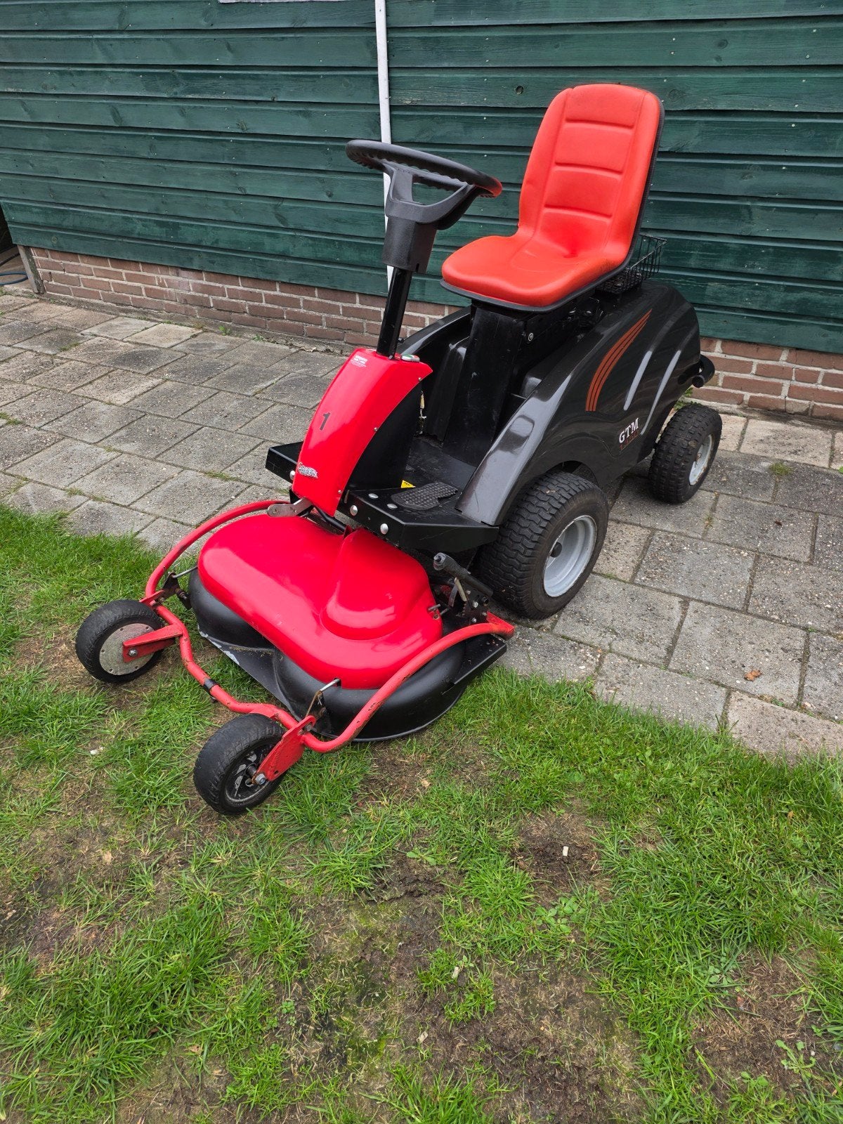 Foto 2 van GTM 1350 Zitmaaier - Krachtige Benzine Grasmaaier