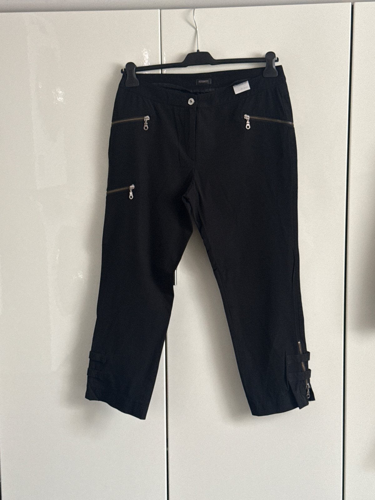 Zwarte driekwart broek van Rosner met ritsdetails, Maat 38/40 (M), Zwart, Ophalen of Verzenden, Zo goed als nieuw