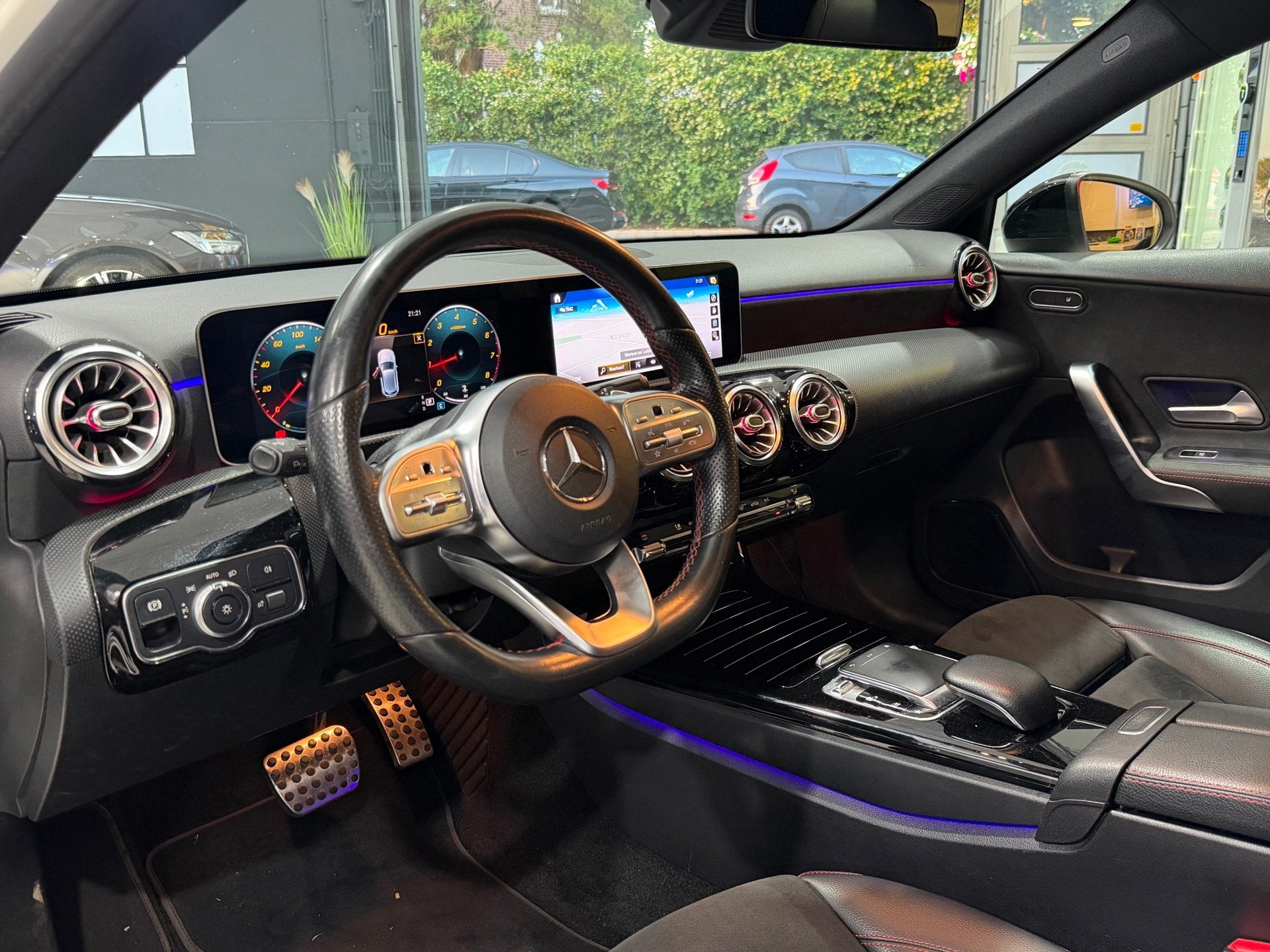 Mercedes-Benz A-klasse 200 Premium Plus AMG|PANO|Sfeer|CAM|D, Dealer onderhouden, Gebruikt, Euro 6, 4 cilinders