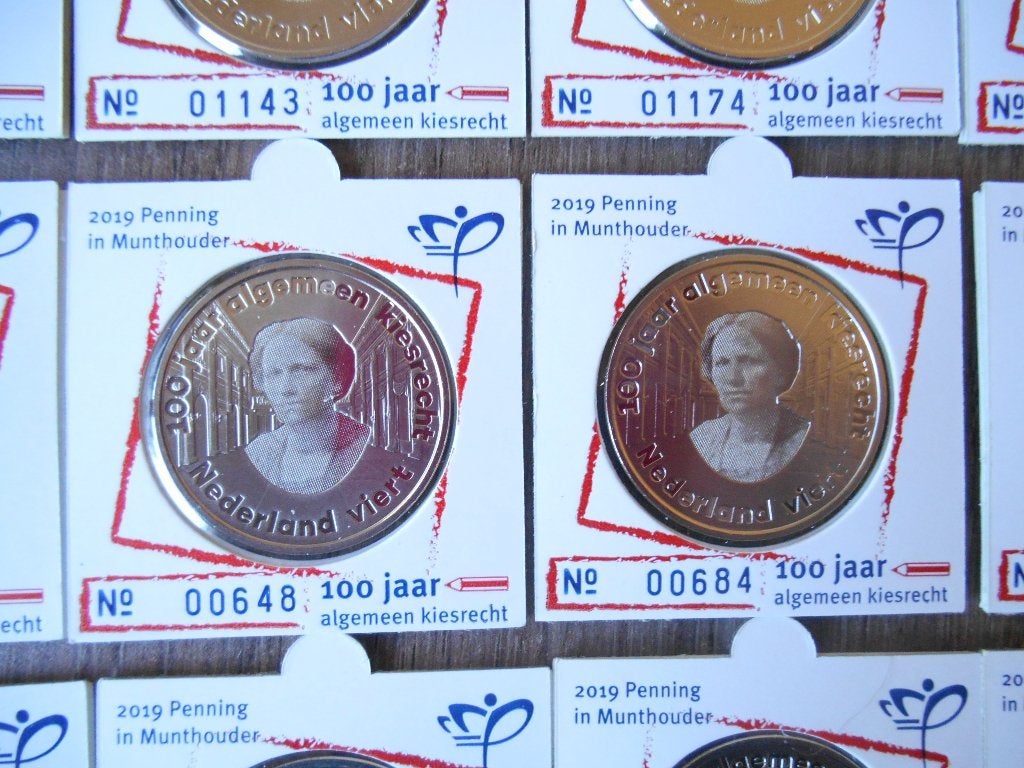 100 jaar algemeen kiesrecht penning in originele munthouder, Ophalen of Verzenden, Overige materialen, Nederland