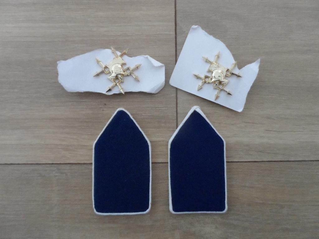 Kraagembleem verbindingen nw, Ophalen of Verzenden, Landmacht, Nederland, Embleem of Badge