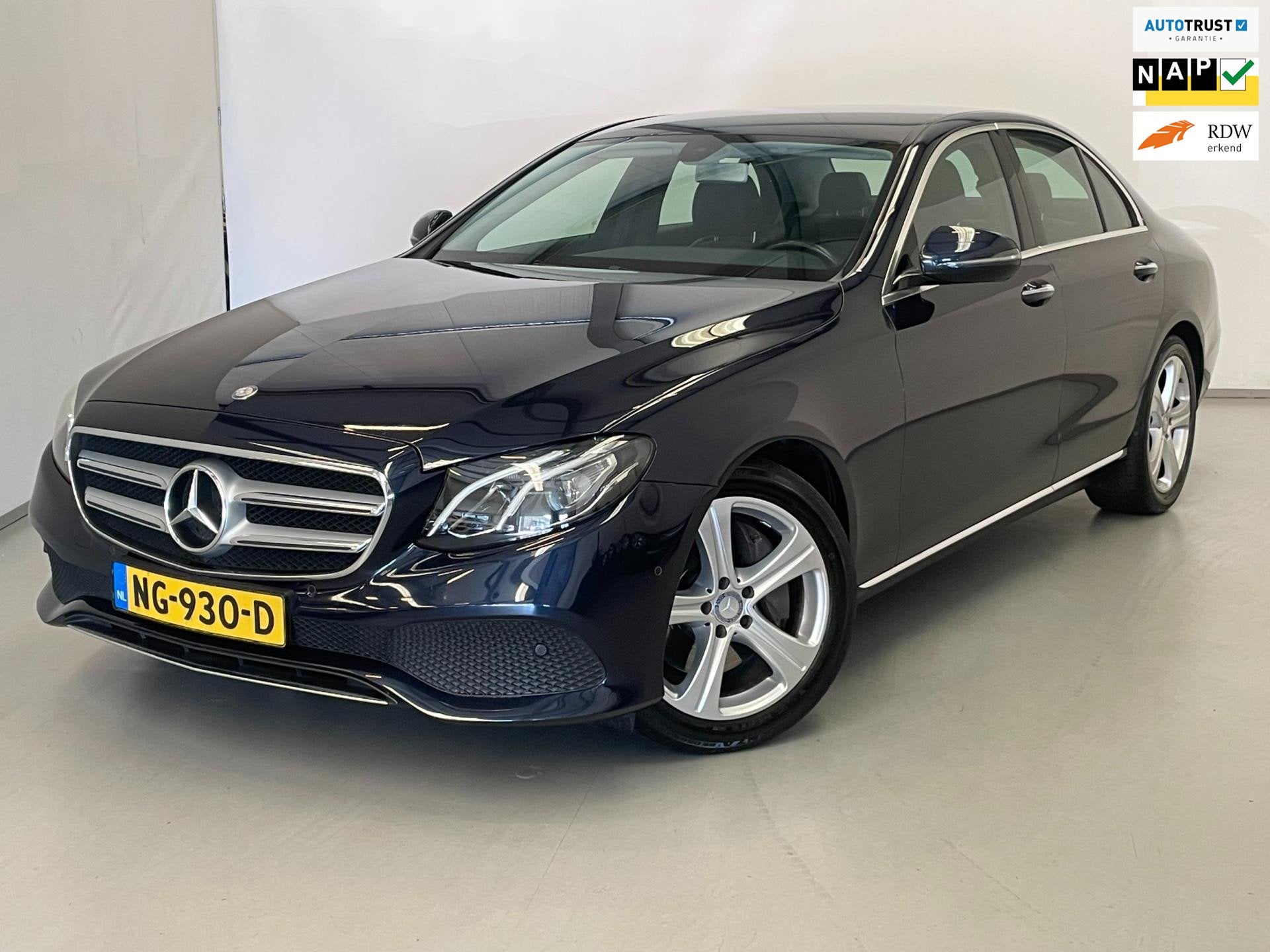 Mercedes-Benz E-klasse 350d / NL-auto / Keyless / Sfeerverli, Automaat, Achterwielaandrijving, Gebruikt, Leder en Stof