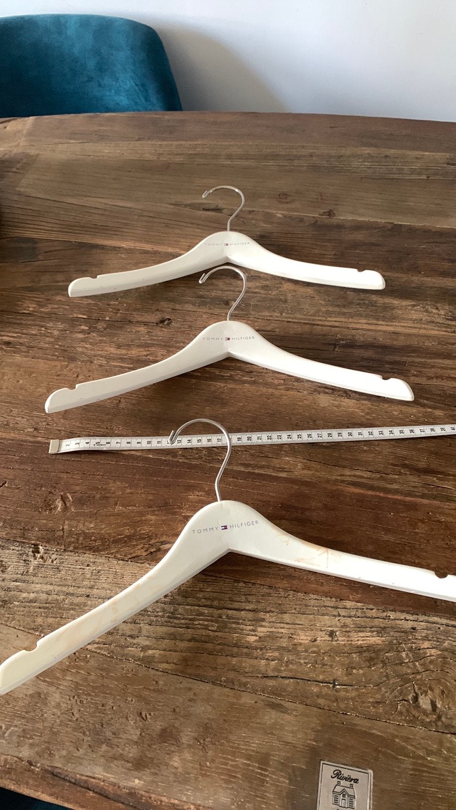 3 x Tommy Hilfiger houten kinder hangers, Ophalen, Zo goed als nieuw, Hout, Kinderen