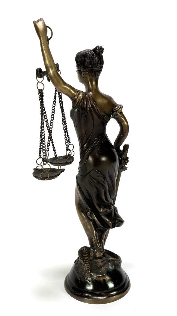 529. Messing beeld - Vrouwe Justitia, tweede helft 20e eeuw, Antiek en Kunst, Ophalen, 20 - 50 cm, Op sokkel, Beeld