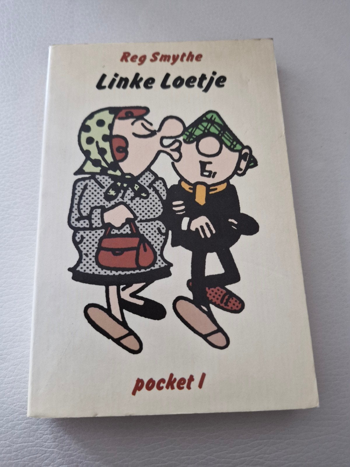 Linke Loetje pocket 1 - Reg Smythe (stripboek), Boeken, Eén stripboek, Ophalen of Verzenden, Gelezen, Reg Smythe