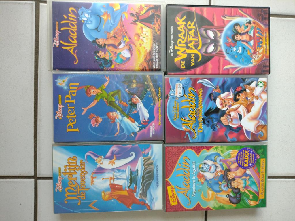 Disney VHS Banden: Aladdin, Peter Pan, Merlijn de Tovenaar, Alle leeftijden, Ophalen of Verzenden, Gebruikt, Actie en Avontuur