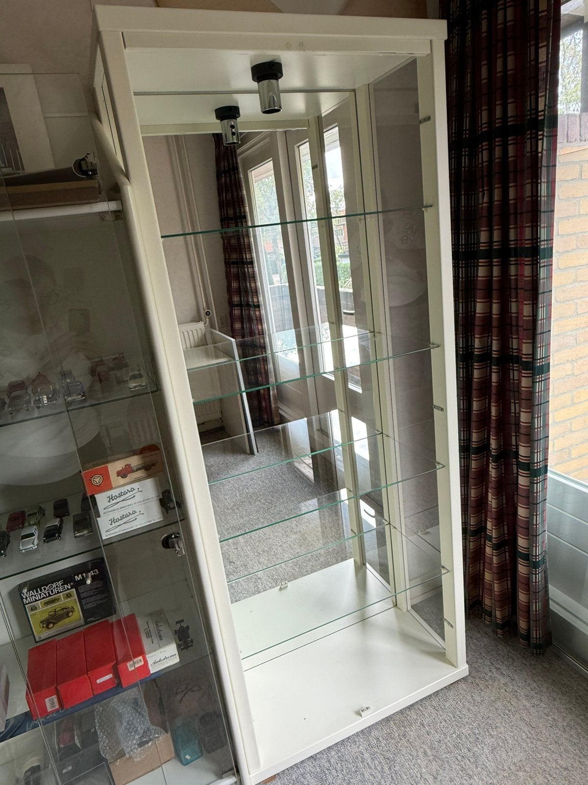 Vitrinekast met deuren, glazen platen en verlichting, Ophalen, Met deur(en), 50 tot 100 cm, Zo goed als nieuw