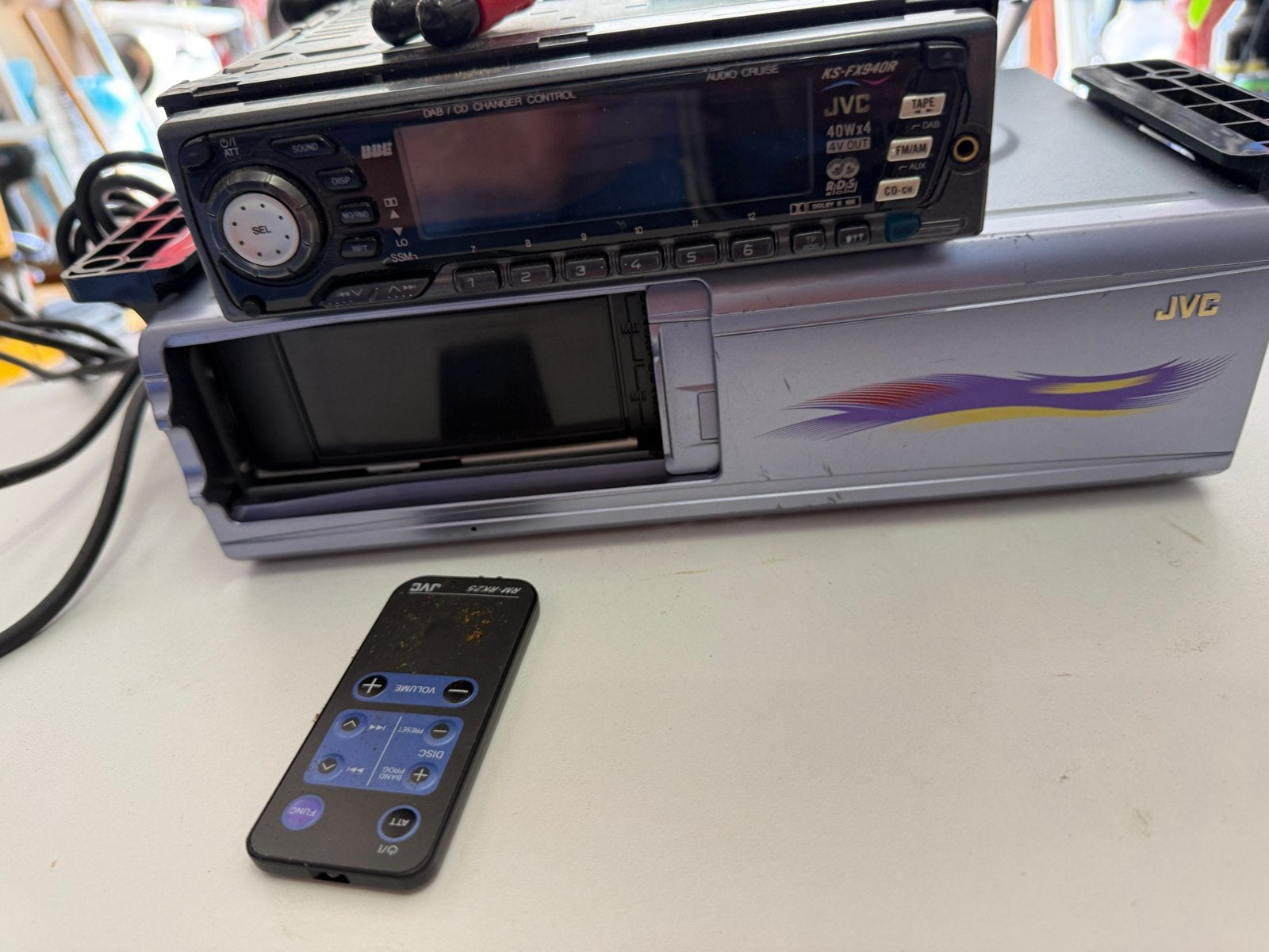 JVC Autoradio met CD-wisselaar en afstandsbediening, Auto diversen, Ophalen of Verzenden, Gebruikt