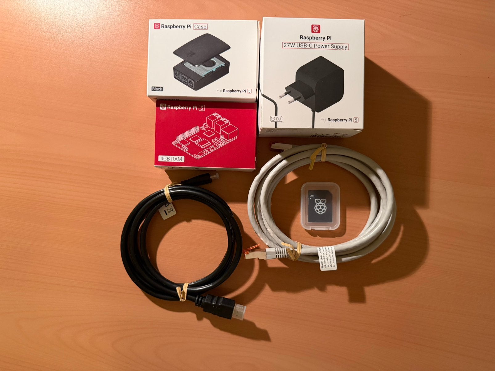Raspberry PI 5 (4 GB) starter kit zwart, Minder dan 2 Ghz, Nieuw, Ophalen of Verzenden, SSD