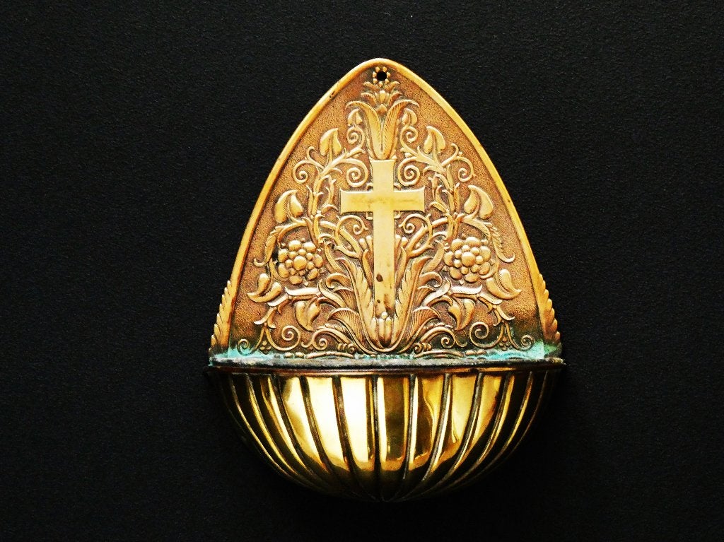 Groot messing wijwaterbakje gedecoreerd met bloemen / kruis, Antiek en Kunst, Antiek | Religie, Ophalen of Verzenden