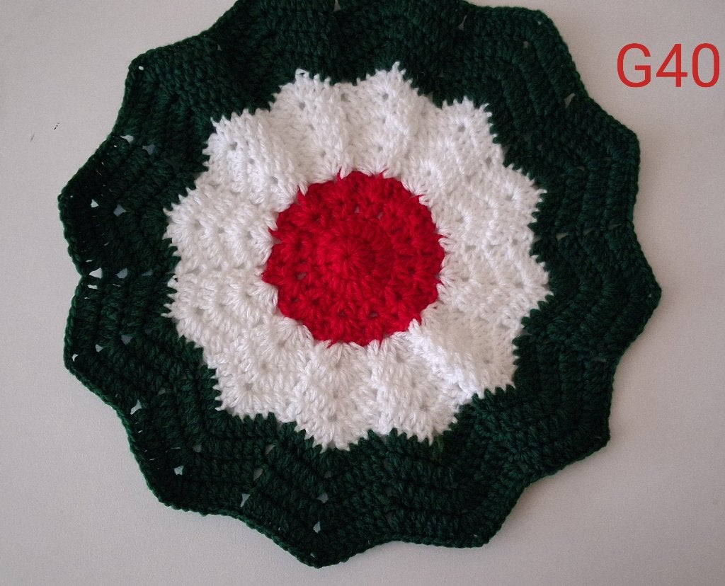 G40. gehaakt kleedje rood/wit/groen., Ophalen of Verzenden, Nieuw, Haken, Overige typen
