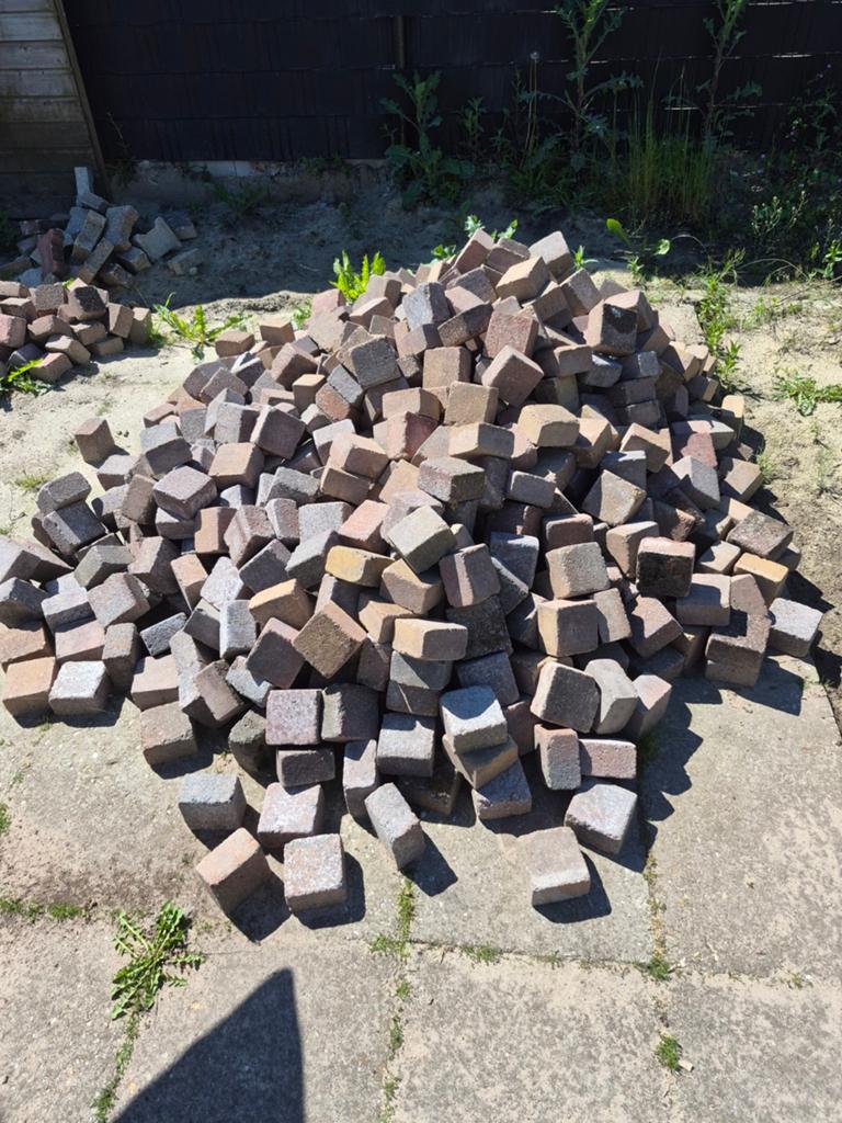 Gratis af te halen: Stenen 10x10 cm, Gebruikt, Klinkers, Ophalen of Verzenden, 10 m² of meer