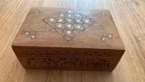 Houten sierdoosje ( inleg en houtsnijwerk), Ophalen of Verzenden