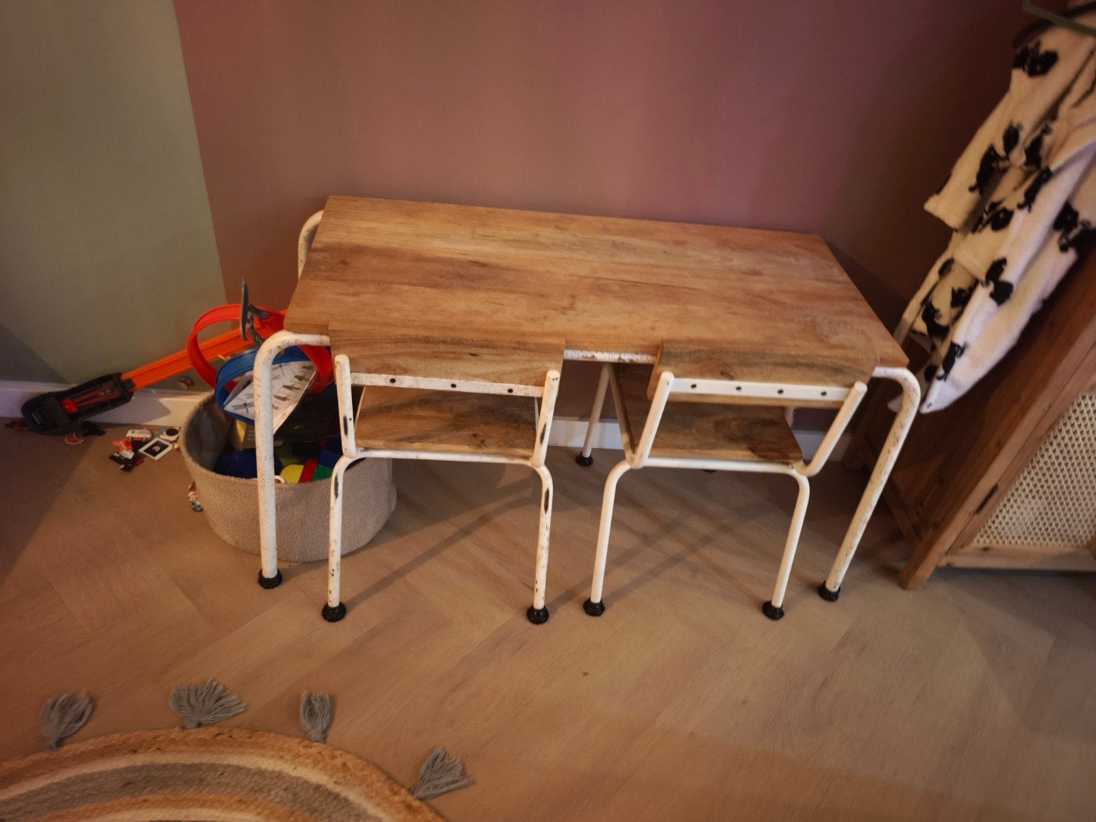 Vintage houten kindertafel met twee stoeltjes, Gebruikt, Tot twee personen, Vintage, Industrieel, Rechthoekig
