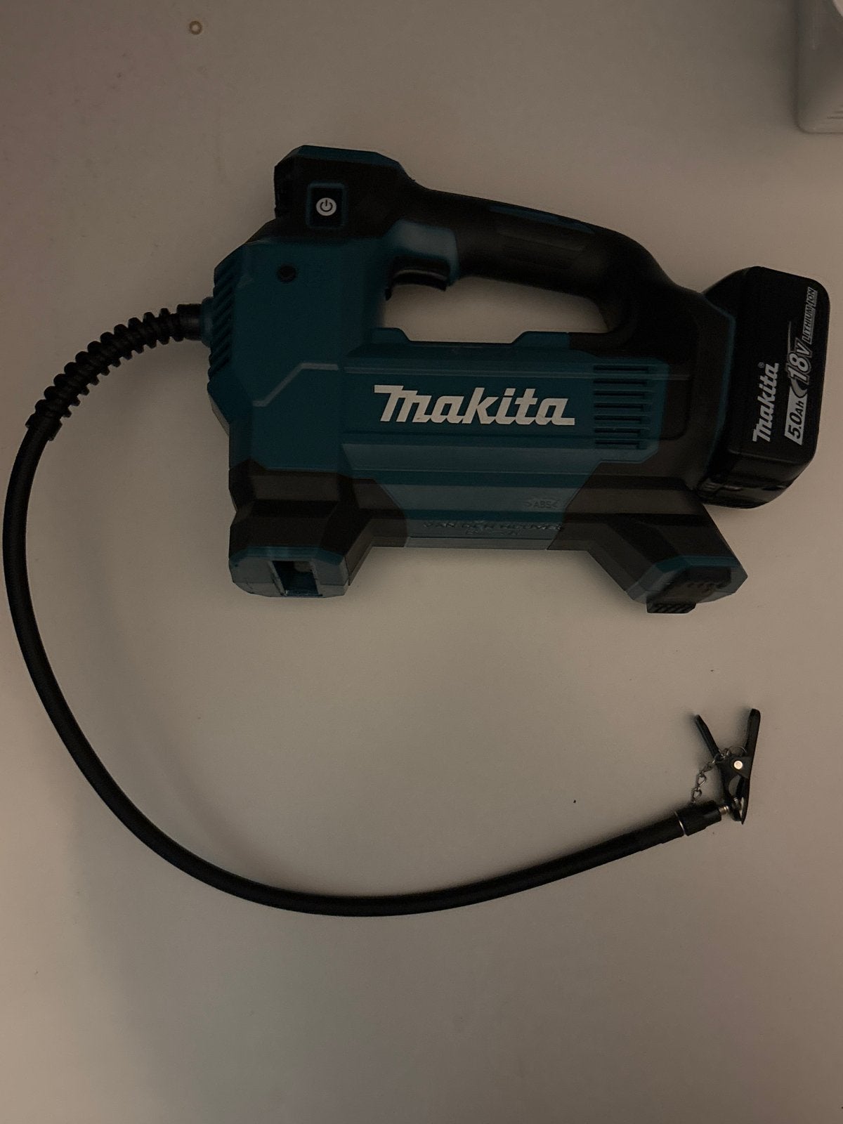 Makita DMP181 Accu-compressor / Luchtpomp (zonder lader), Doe-het-zelf en Verbouw, Ophalen, Gebruikt, 10 bar of meer, Mobiel