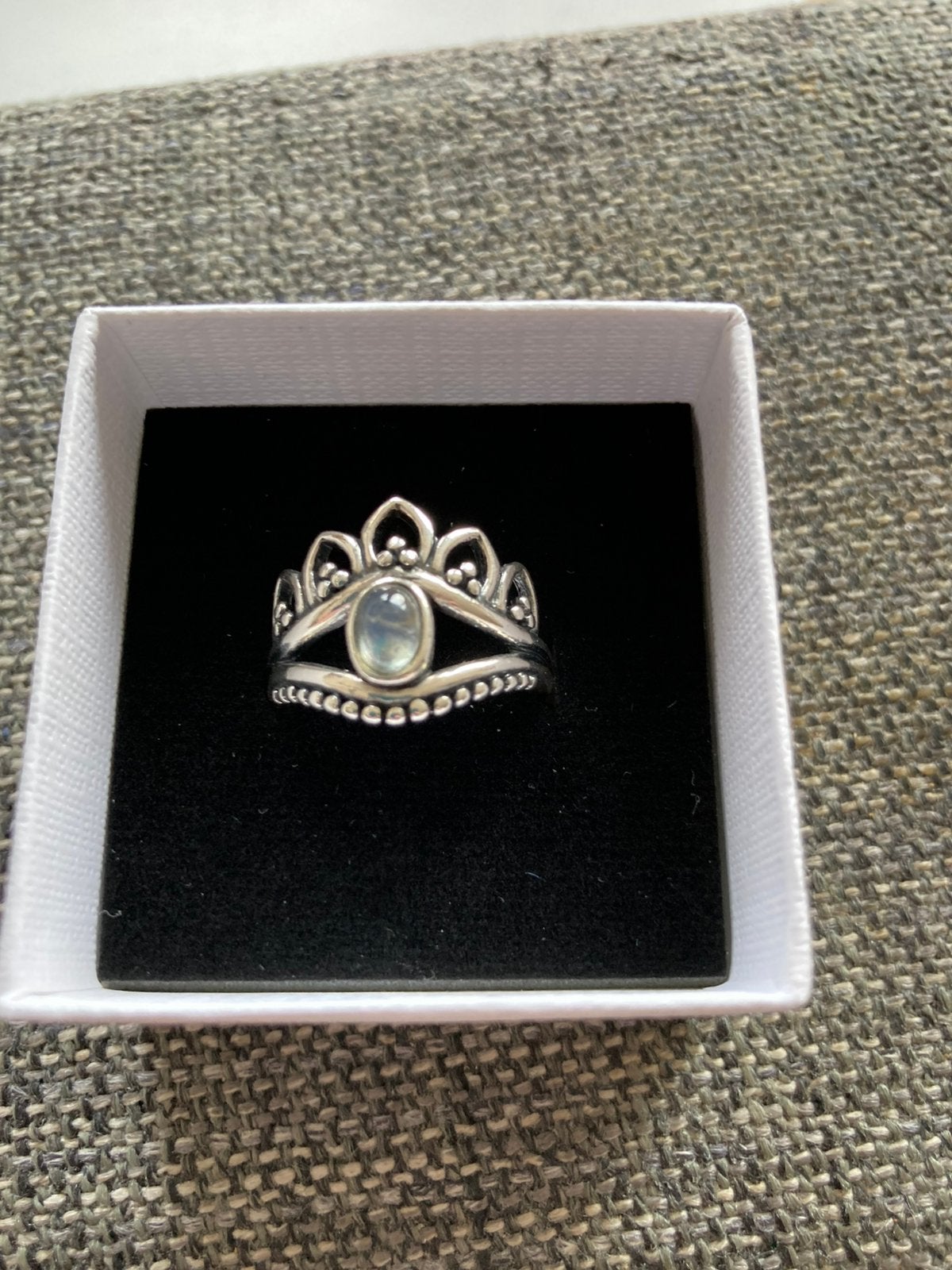 Leelavadee ring met een maansteen., Sieraden, Tassen en Uiterlijk, 18 tot 19, Nieuw, Ophalen of Verzenden, Met edelsteen