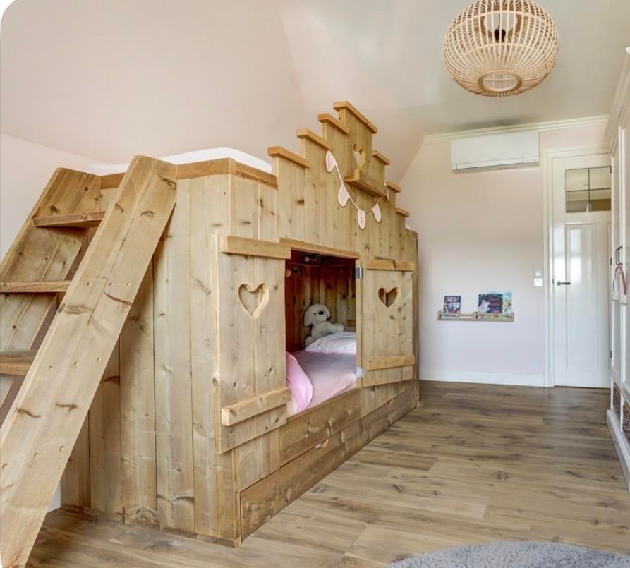 Saartje Prum bed met 3 slaapplekken en logeermatras, Ophalen, Zo goed als nieuw, Stapelbed