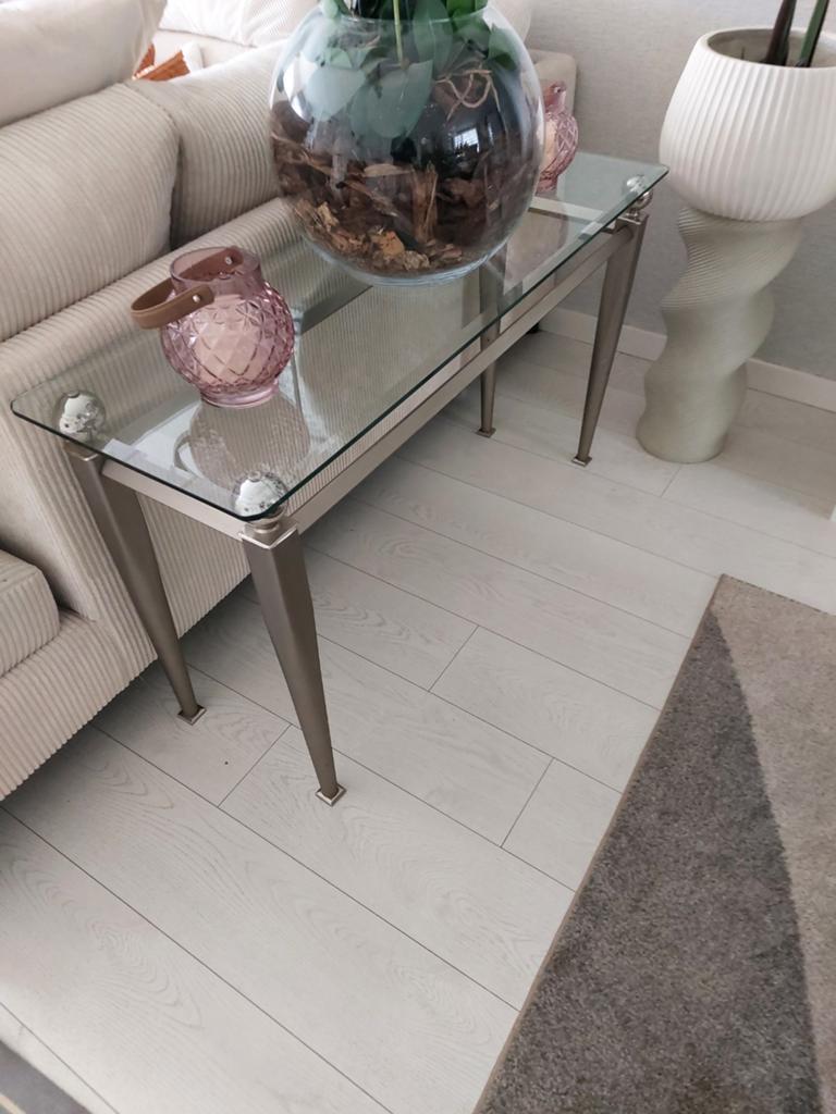 Glazen sidetable met metalen onderstel, Modern, Elegant, Ophalen of Verzenden, 75 cm of meer, 60 cm of meer