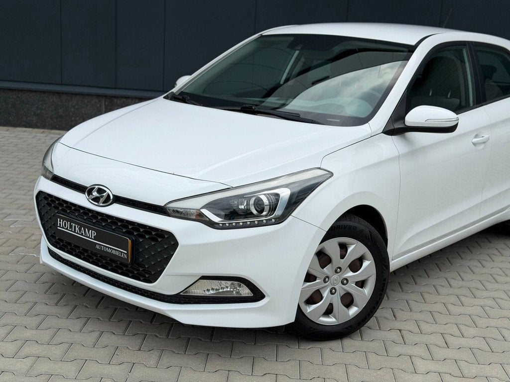 Hyundai I20 1.2 HP i-Motion | CRUISE | AIRCO | BLUETOOTH, Stof, Zwart, 4 cilinders, Wit