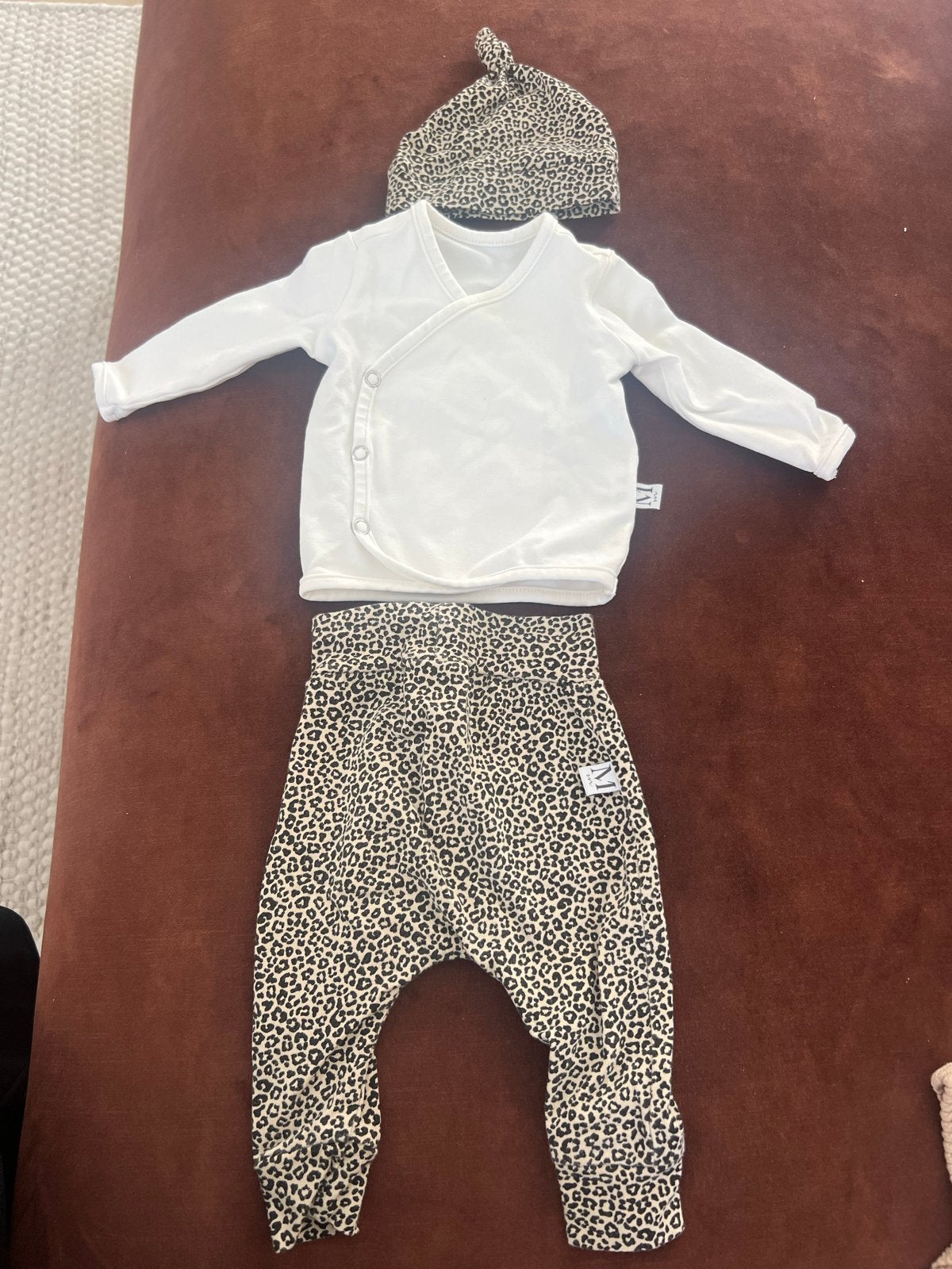 Moms & Mini’s babypakje met luipaardprint, Ophalen of Verzenden, Zo goed als nieuw, Maat 50